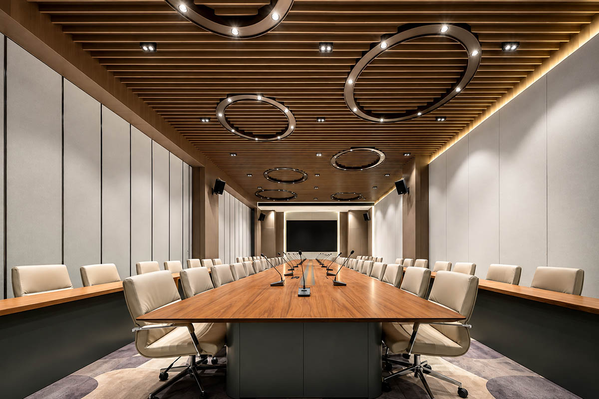 Onmuse executive and conference table system in a meeting space