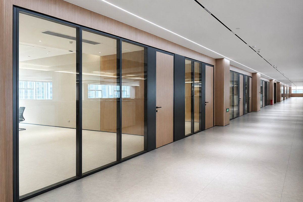Onmuse glass demountable wall system in an office interior