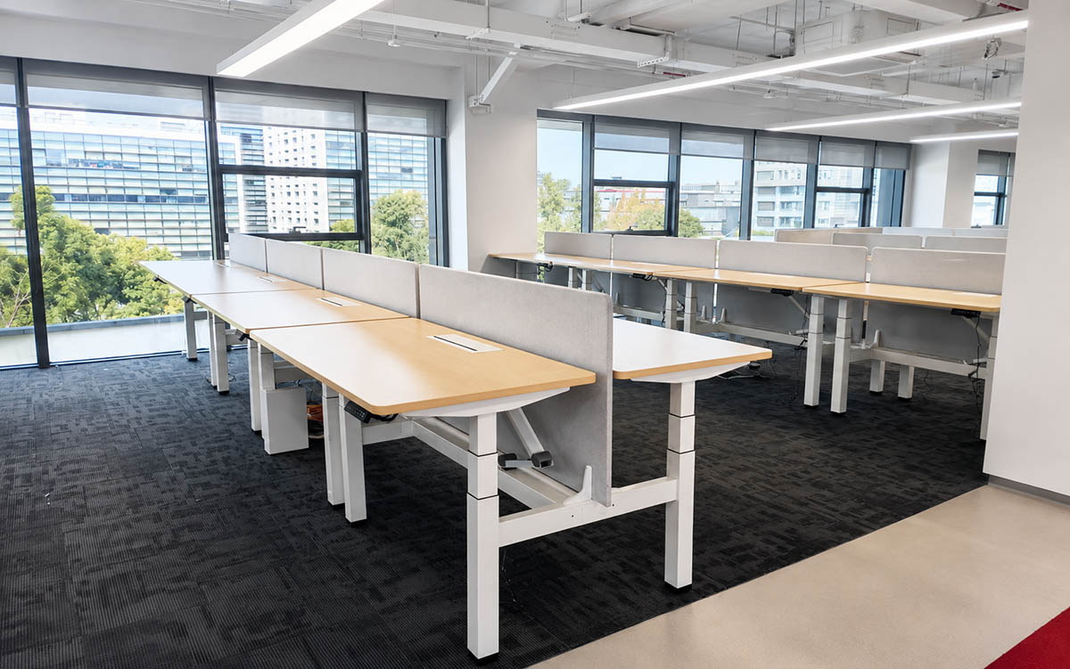 Height-adjustable workstation installation for the Ministry of Justice project in Qatar