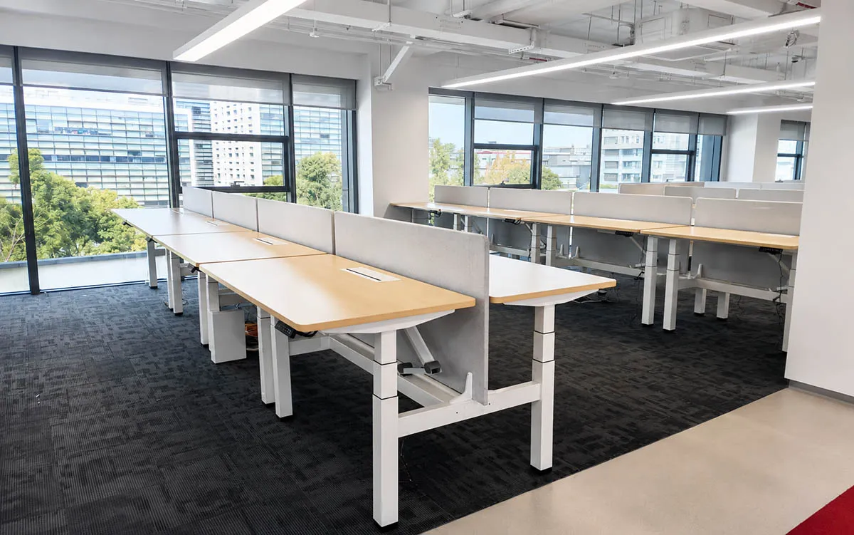 Height-adjustable workstation installation for the Ministry of Justice project in Qatar