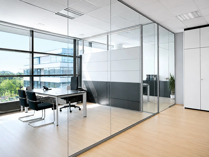 Glass wall configuration for daylight and visual connection in an office spac