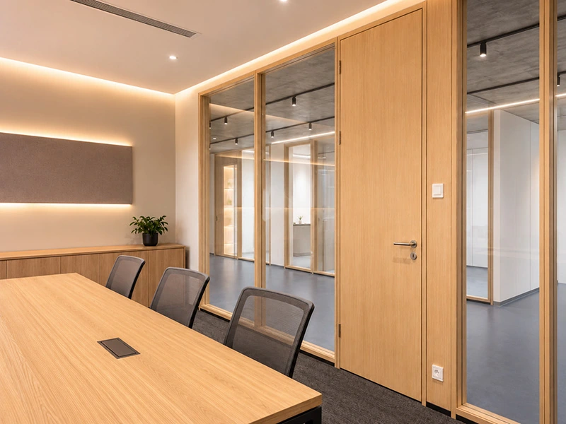 Mixed glass and solid wall configuration for meeting room privacy and daylight