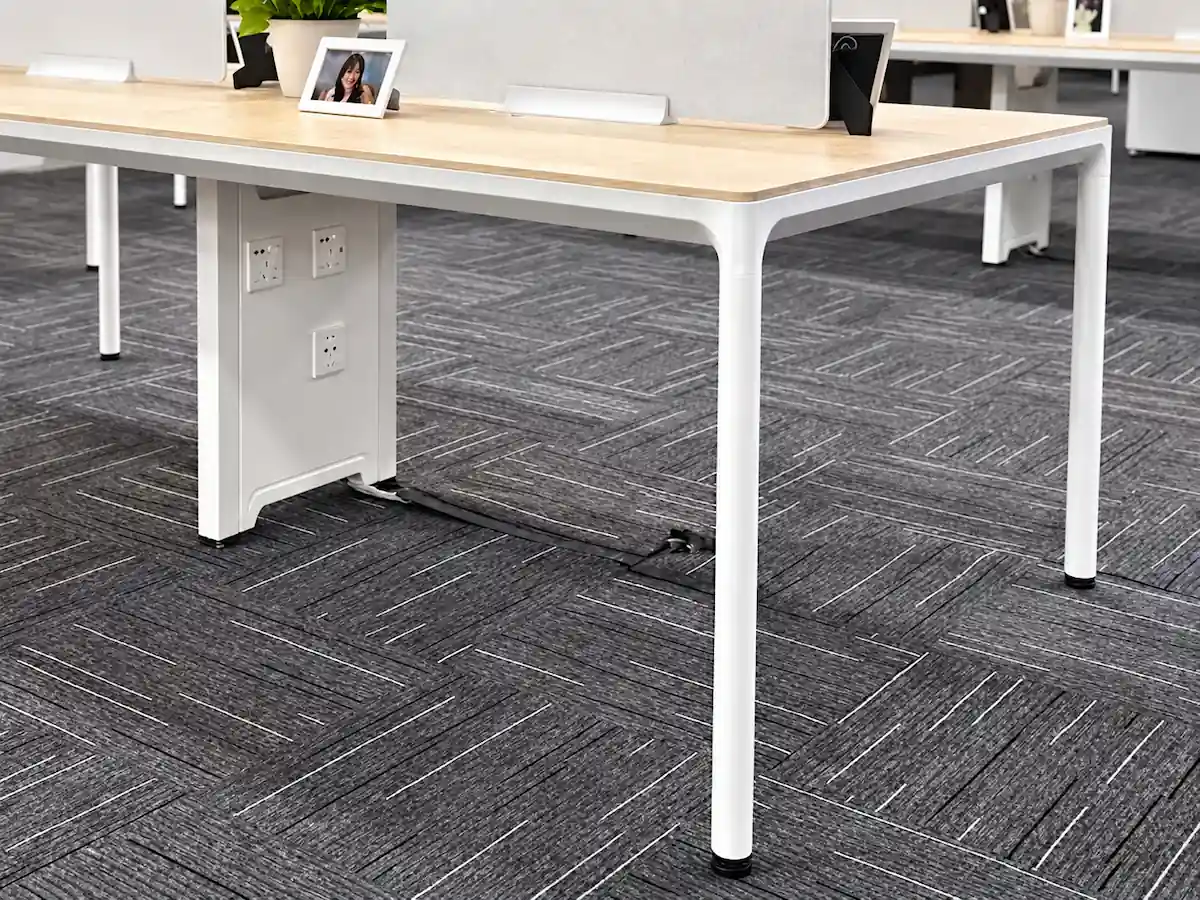 meeting table with aluminium and steel hybrid frame