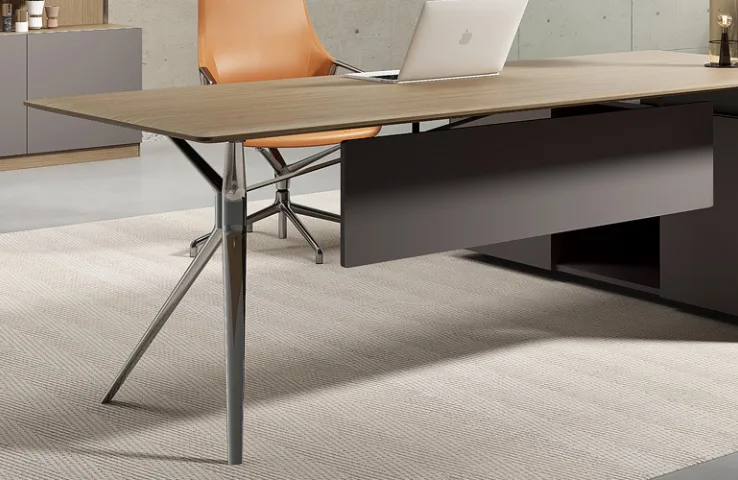 Face-to-face workstation with wood worktop, die-cast leg and modesty panel