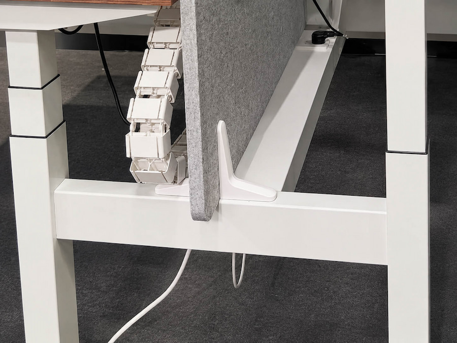 pj 209 screen clamp mounting position on a face to face workstation