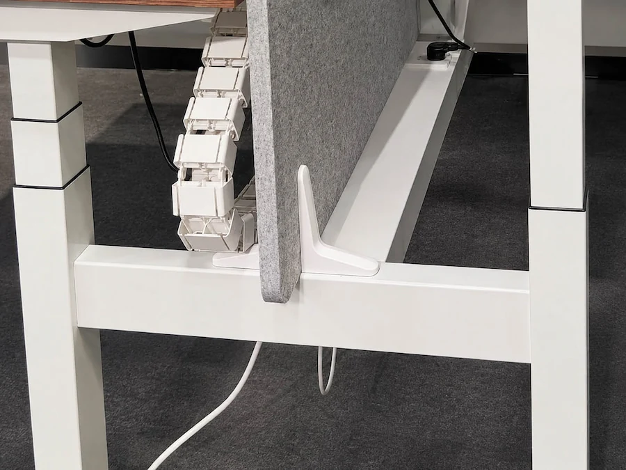 pj 209 screen clamp mounting position on a face to face workstation